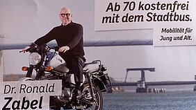 Wahlplakat Dr. Ronald Zabel Ab 70 kostenfrei mit dem Stadtbus.